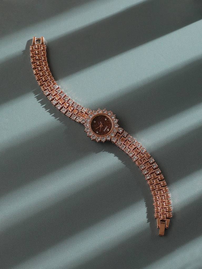 Embellished Round Watch : HSWC1156