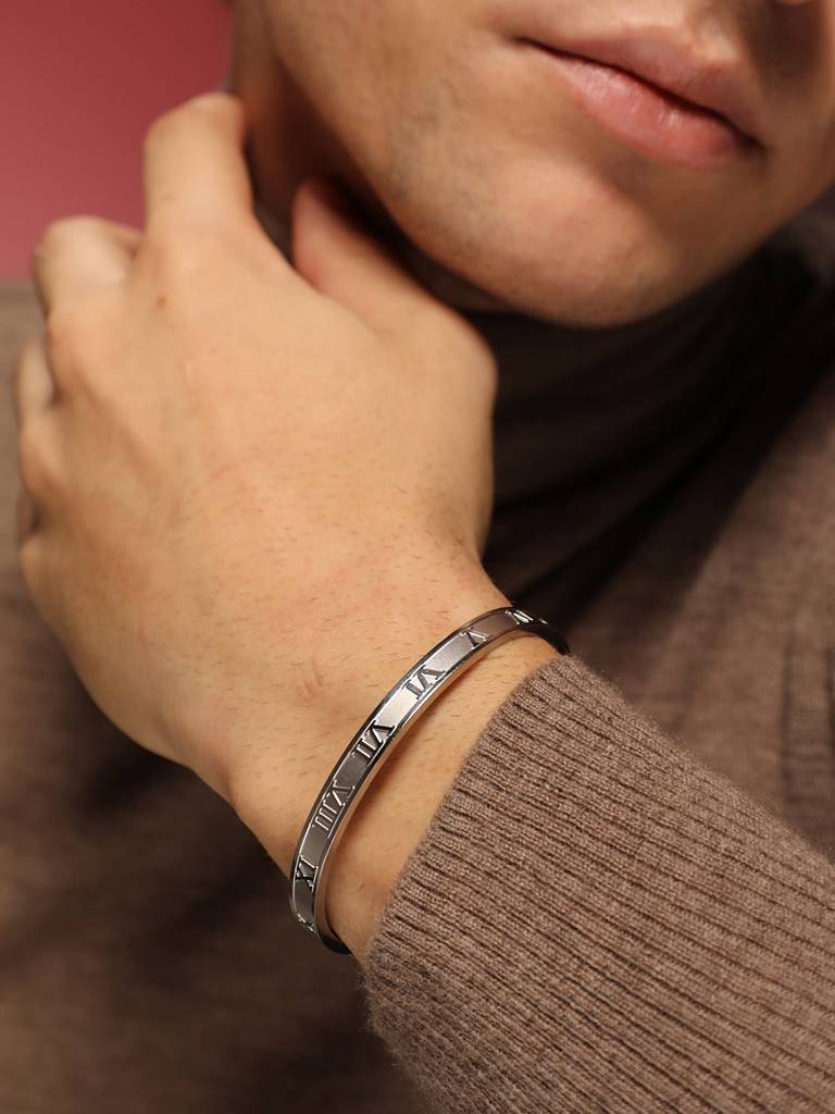 Men'S The Roman Cuff Bracelet - Metallic Silver : FABR1118