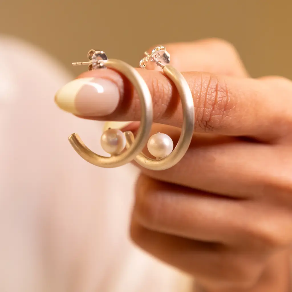 Adya Curved Hoop Pearl Earrings : SE3126