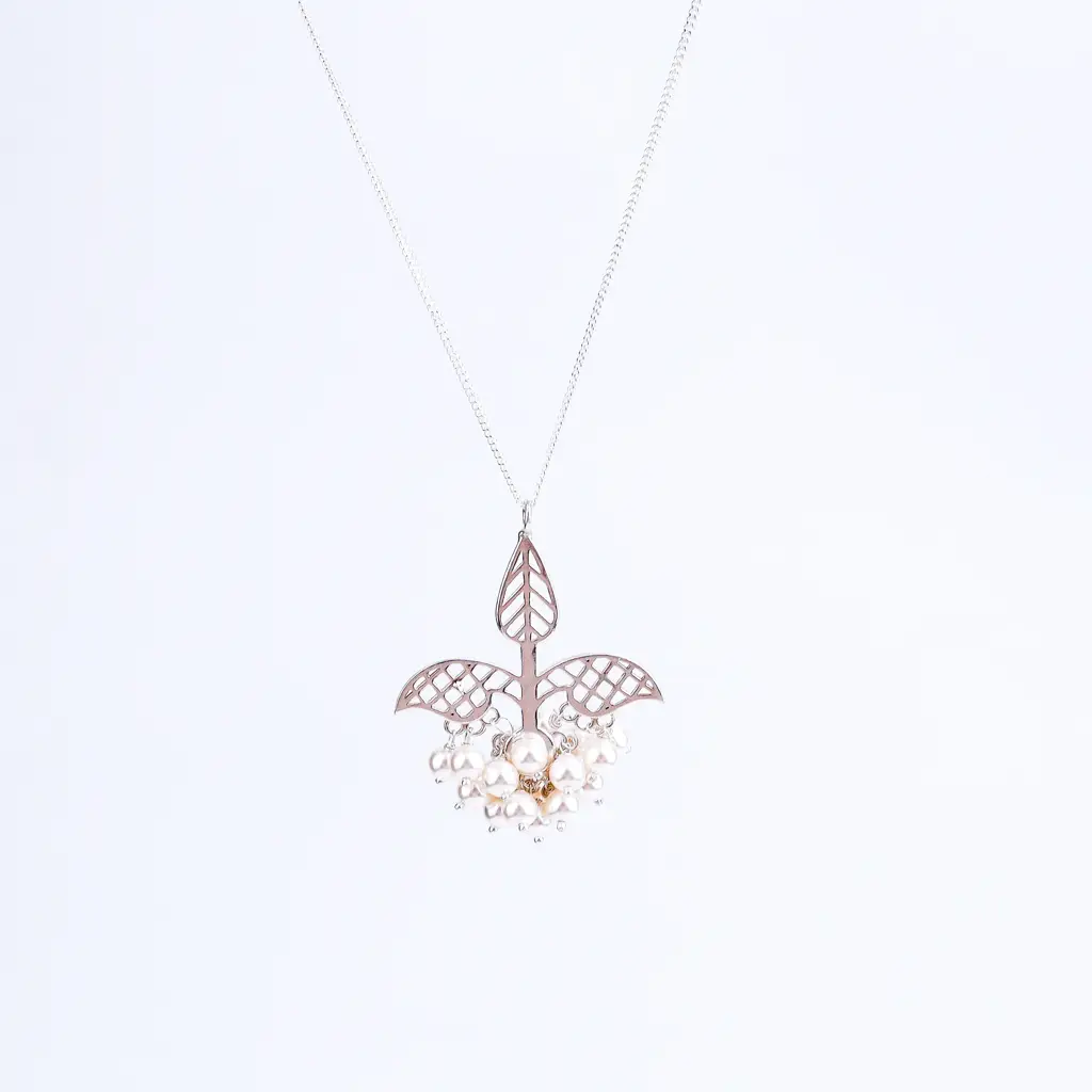 Silver Leaf Filigree Shiny Necklace : 48748184