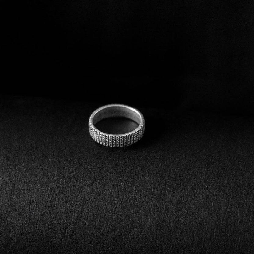 Sleek Subtle Silver Band : ZV-RNG-SBTL-006-D