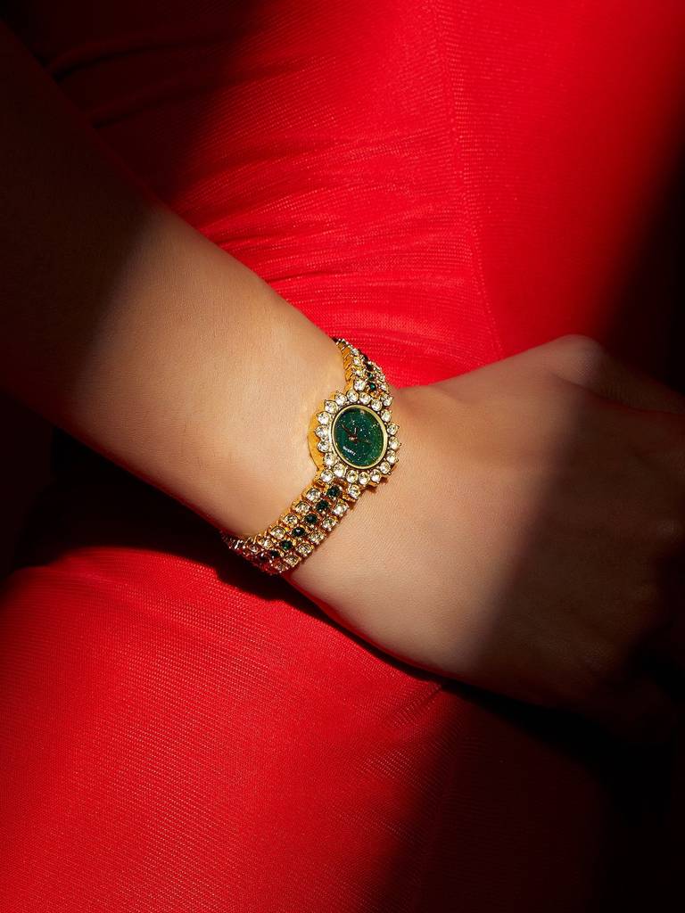 Embellished Round Watch : HSWC1158