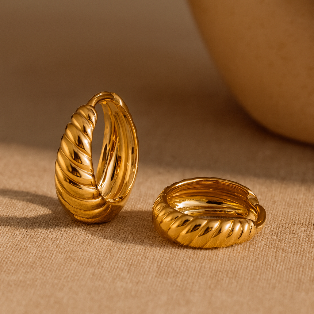 Twisted Huggie Earring : HUG_TWISTHU_S_1622