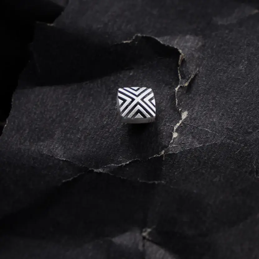 Criss Cross Silver Stud : ZV-STD-CC-002