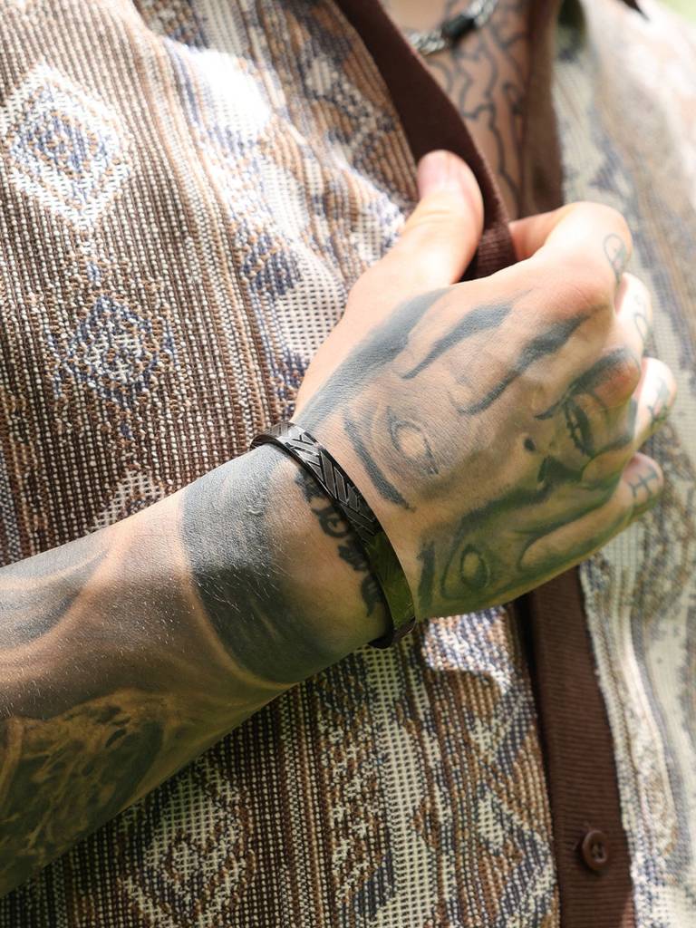 Men'S The Heringbone Bangle Bracelet - Onyx Black : FABR1313