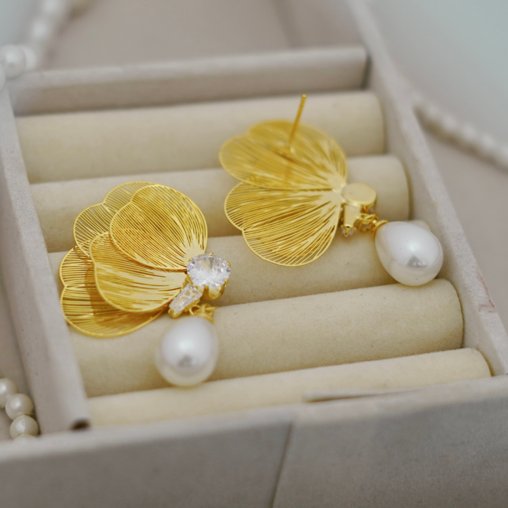 Gold Filigree Ginkgo Leaf & Pearl Drop Earrings : RB-32A