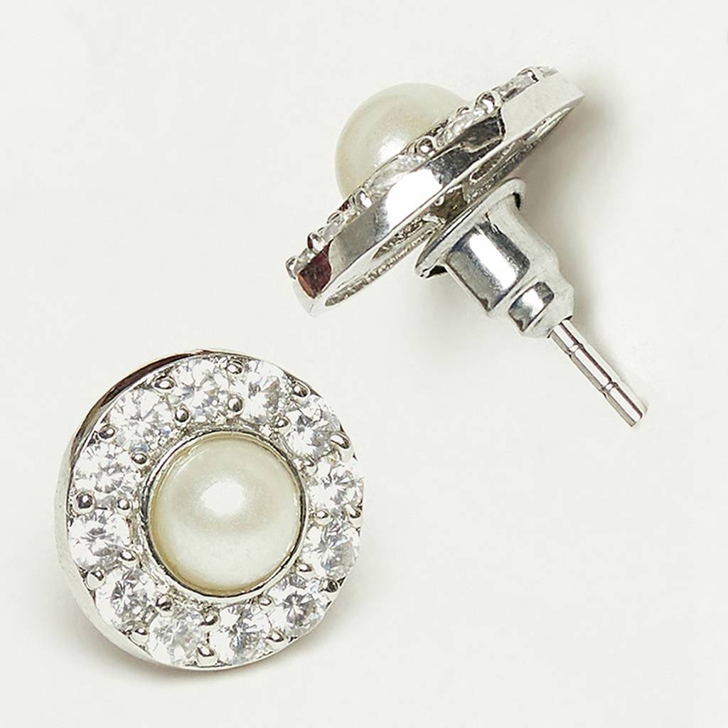 Classic Pearly Whites Stud Earrings : 8905124450972