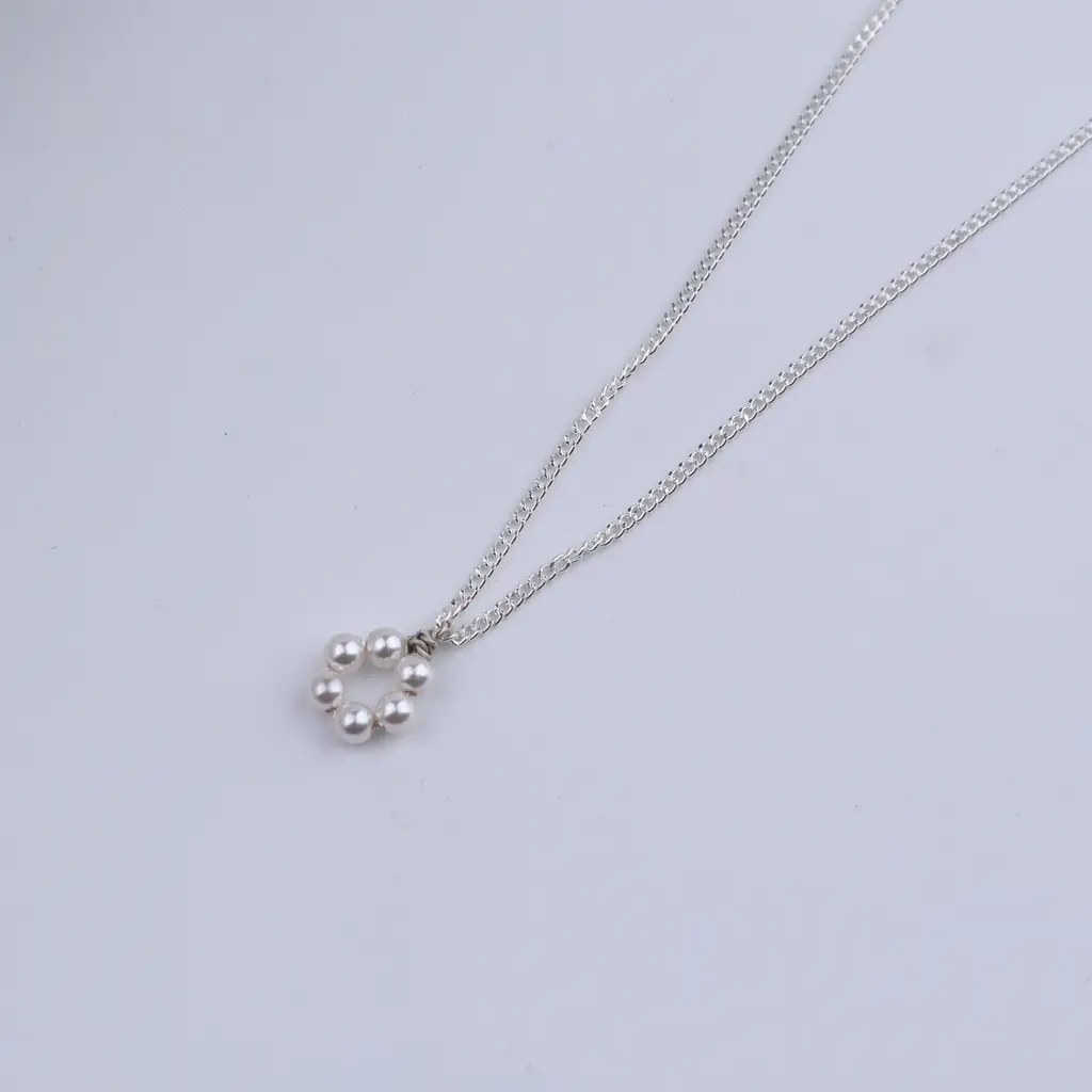Dainty Pearl Flower Necklace : 33202839