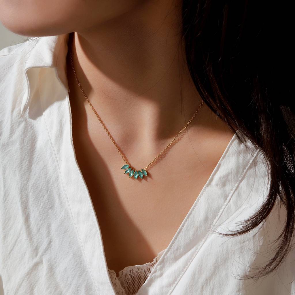 Peony Kiss Necklace : NS14474-G-LBLU