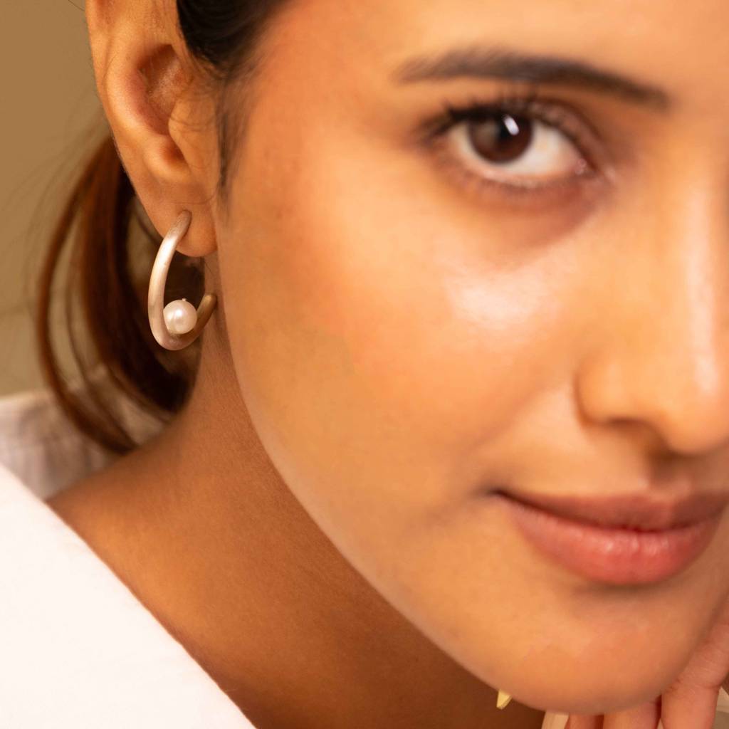 Adya Curved Hoop Pearl Earrings : SE3126