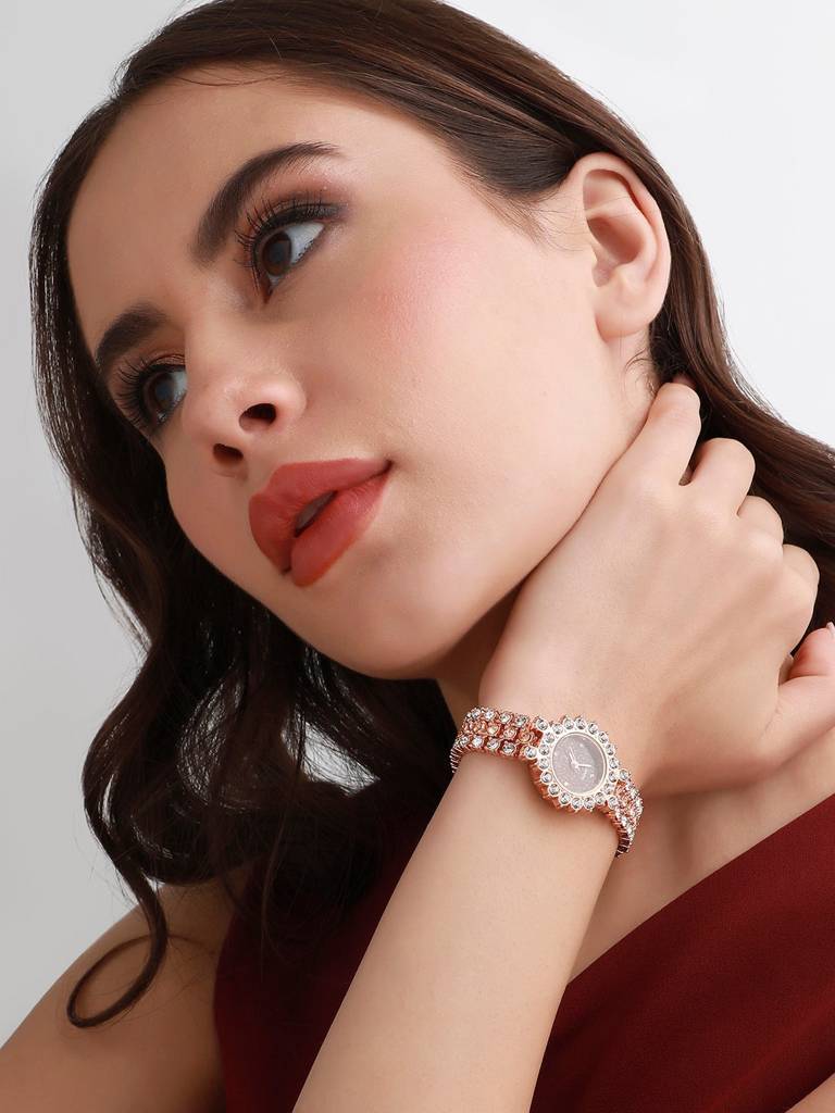 Embellished Round Watch : HSWC1156