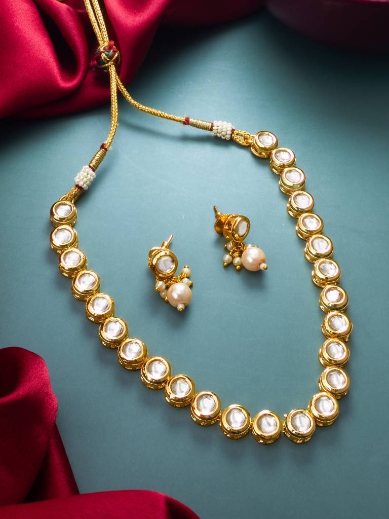 Round Kundan Single-Strand Necklace Set With Pearl Cluster Earrings : NK4405