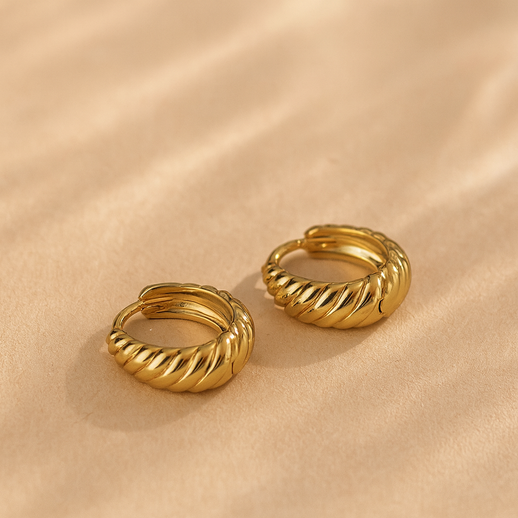 Twisted Huggie Earring : HUG_TWISTHU_S_1622