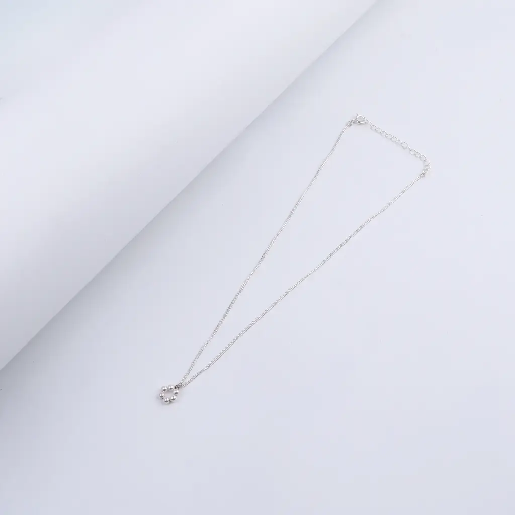 Dainty Pearl Flower Necklace : 33202839