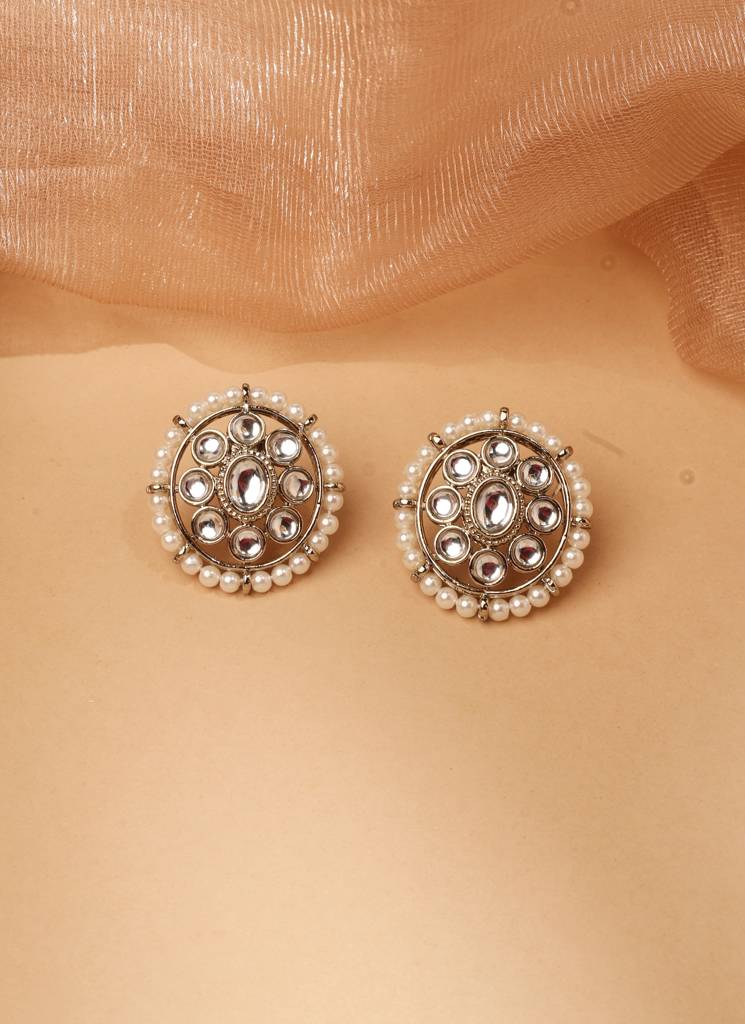 Gorgeous Round And Circle Shape Pearl White Kundan Stone Antique Gold Plated Choker Necklace With Maang Tikka For : 6NS129_SLV