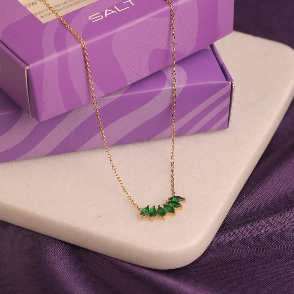 Peony Kiss Necklace : NS14474-G-GRN
