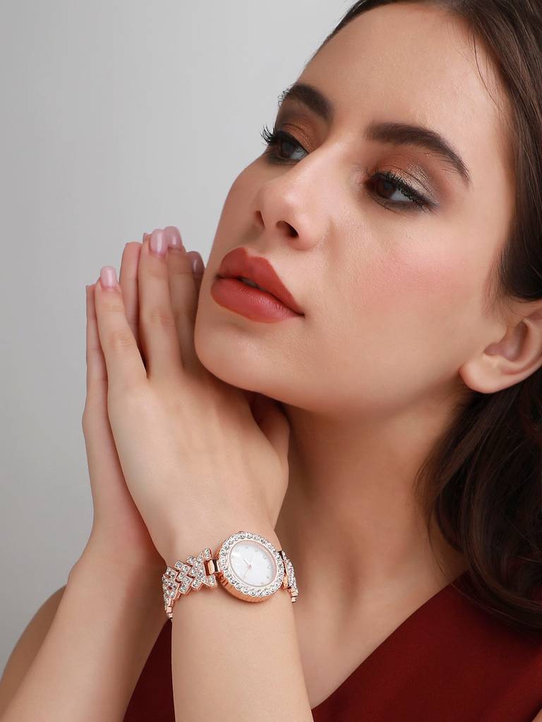 Embellished Round Watch : HSWC1159