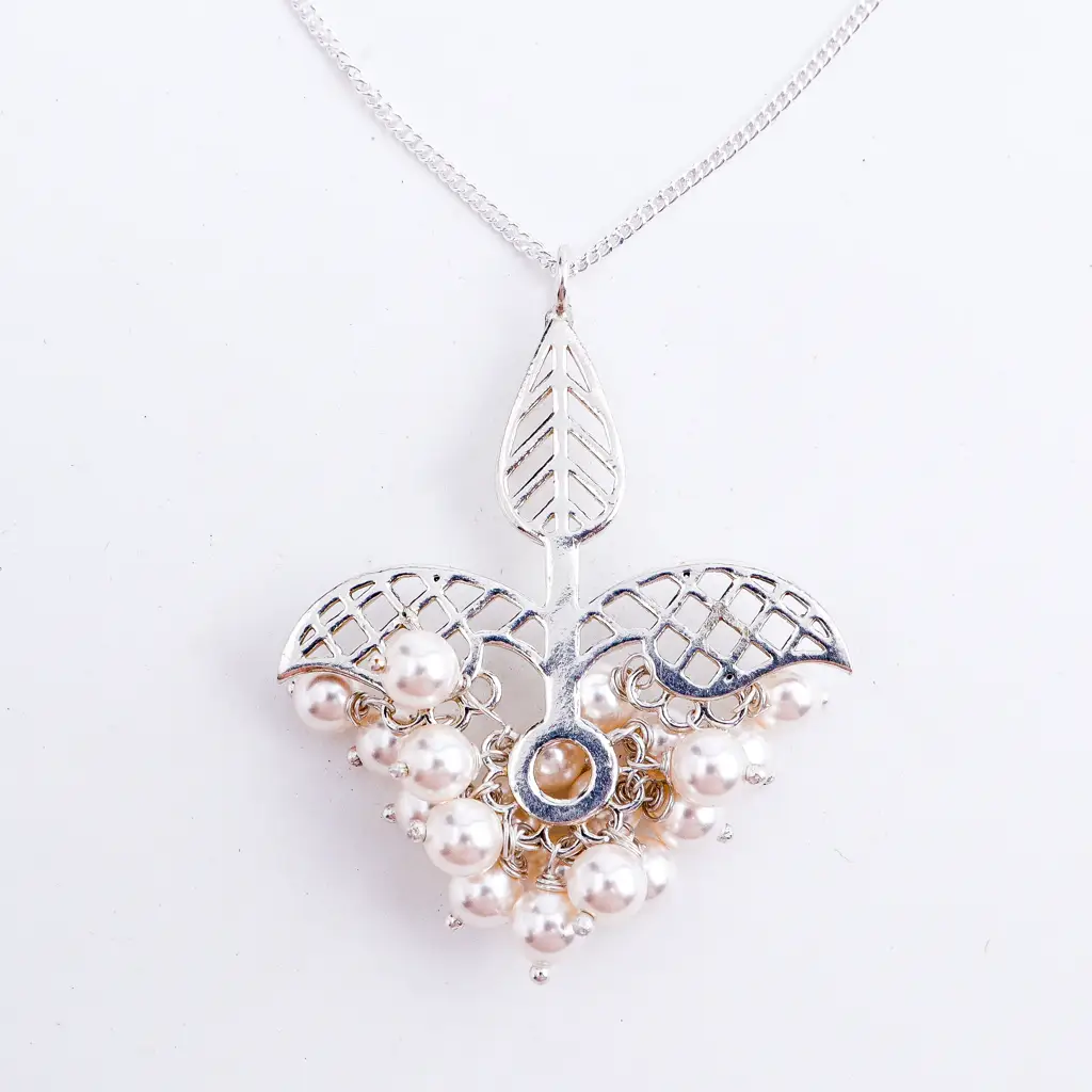 Silver Leaf Filigree Shiny Necklace : 48748184