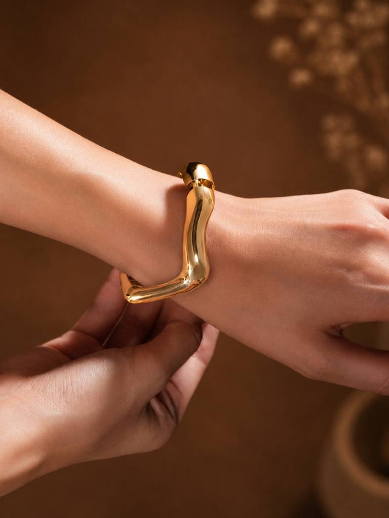 Zelci Sculpt Wave Bangle · Eternz