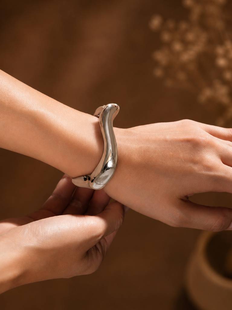 Zelci Sculpt Wave Bangle · Eternz