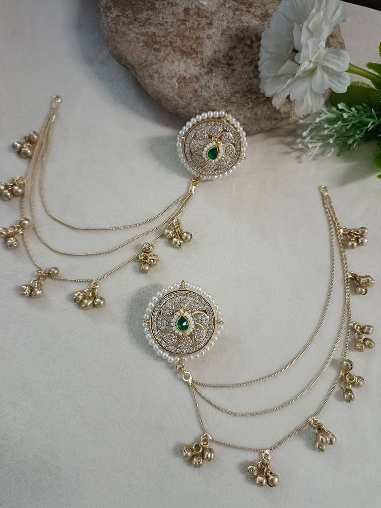 Brass-Plated Kundan Studded And Ghungroo Beaded Kashmiri Circular Ear Cuff : VS105337