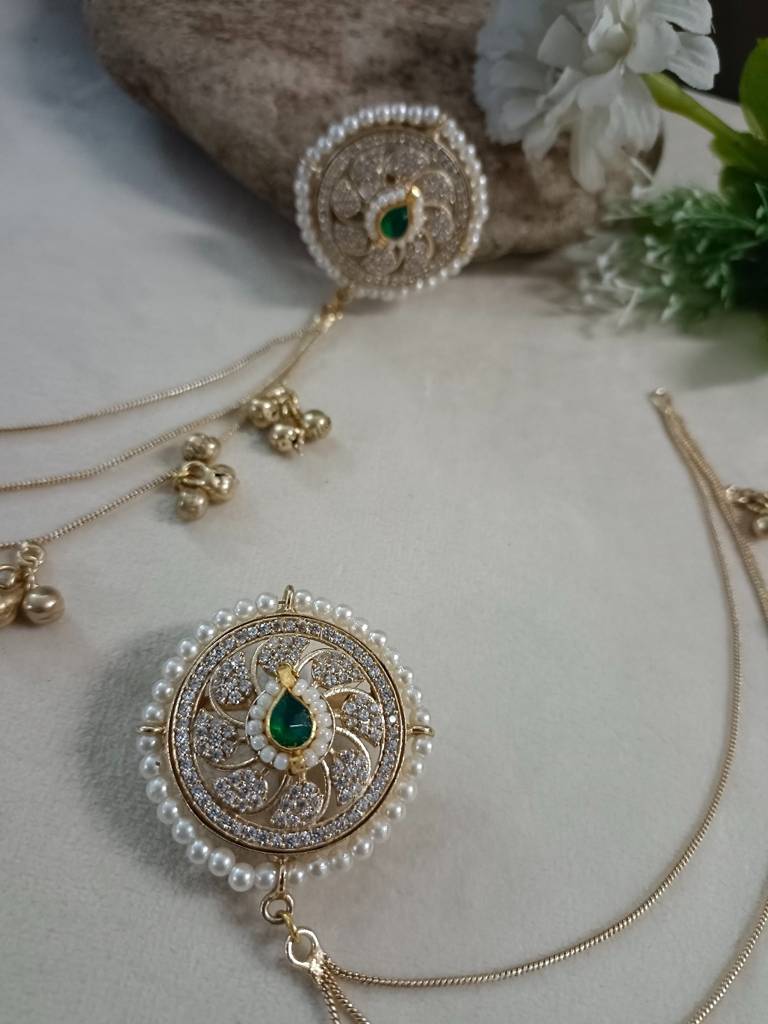 Brass-Plated Kundan Studded And Ghungroo Beaded Kashmiri Circular Ear Cuff : VS105337