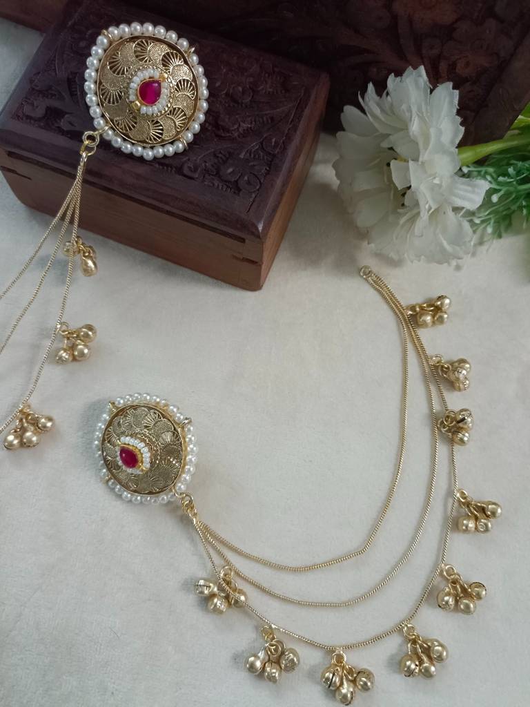 Brass-Plated Kundan Studded And Ghungroo Beaded Kashmiri Circular Shaped Ear Cuff : VS105346