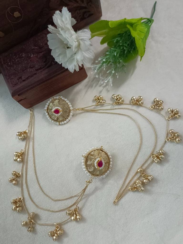 Brass-Plated Kundan Studded And Ghungroo Beaded Kashmiri Circular Shaped Ear Cuff : VS105346