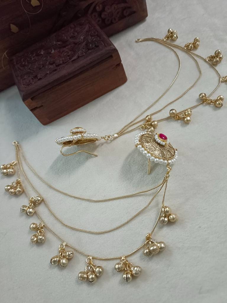 Brass-Plated Kundan Studded And Ghungroo Beaded Kashmiri Circular Shaped Ear Cuff : VS105346