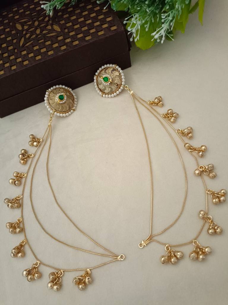 Brass-Plated Kundan Studded And Ghungroo Beaded Kashmiri Circular Shaped Ear Cuff : VS105352