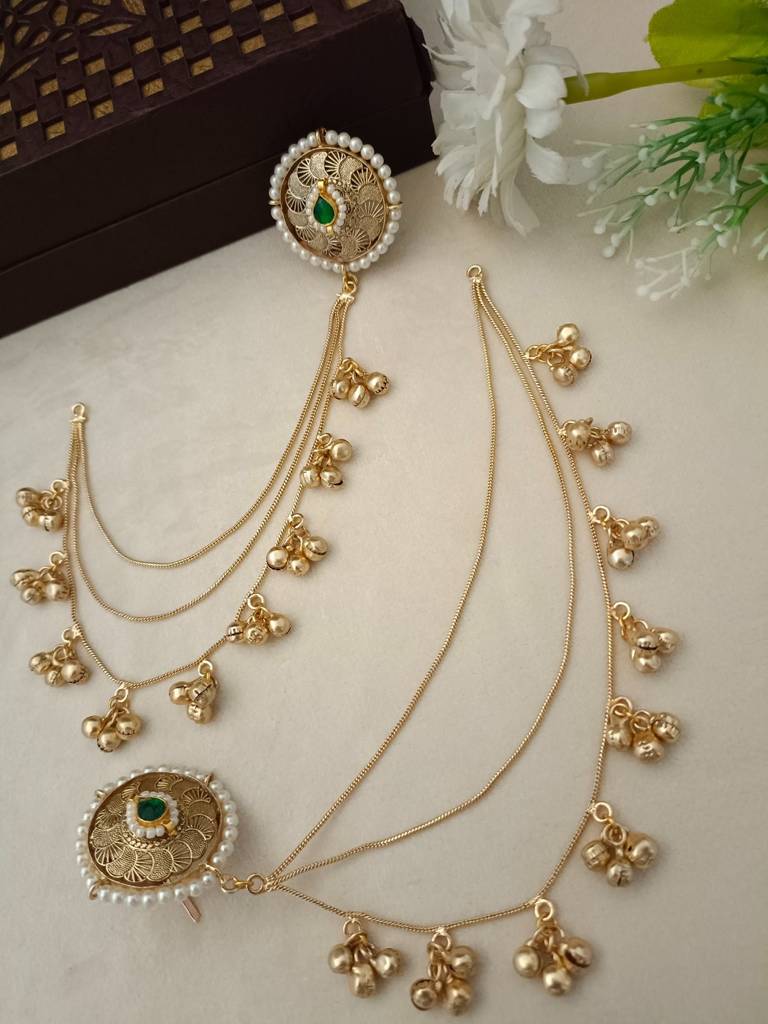 Brass-Plated Kundan Studded And Ghungroo Beaded Kashmiri Circular Shaped Ear Cuff : VS105352