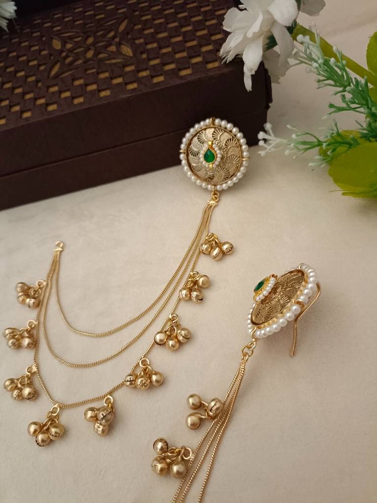 Brass-Plated Kundan Studded And Ghungroo Beaded Kashmiri Circular Shaped Ear Cuff : VS105352