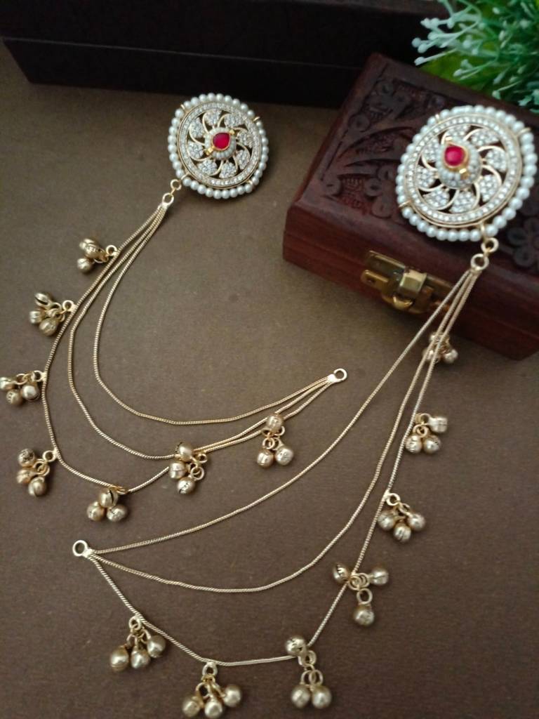 Brass-Plated Kundan Studded And Ghungroo Beaded Kashmiri Circular Ear Cuff : VS105334