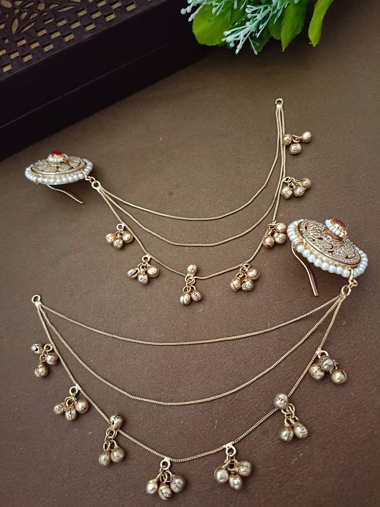 Brass-Plated Kundan Studded And Ghungroo Beaded Kashmiri Circular Ear Cuff : VS105334