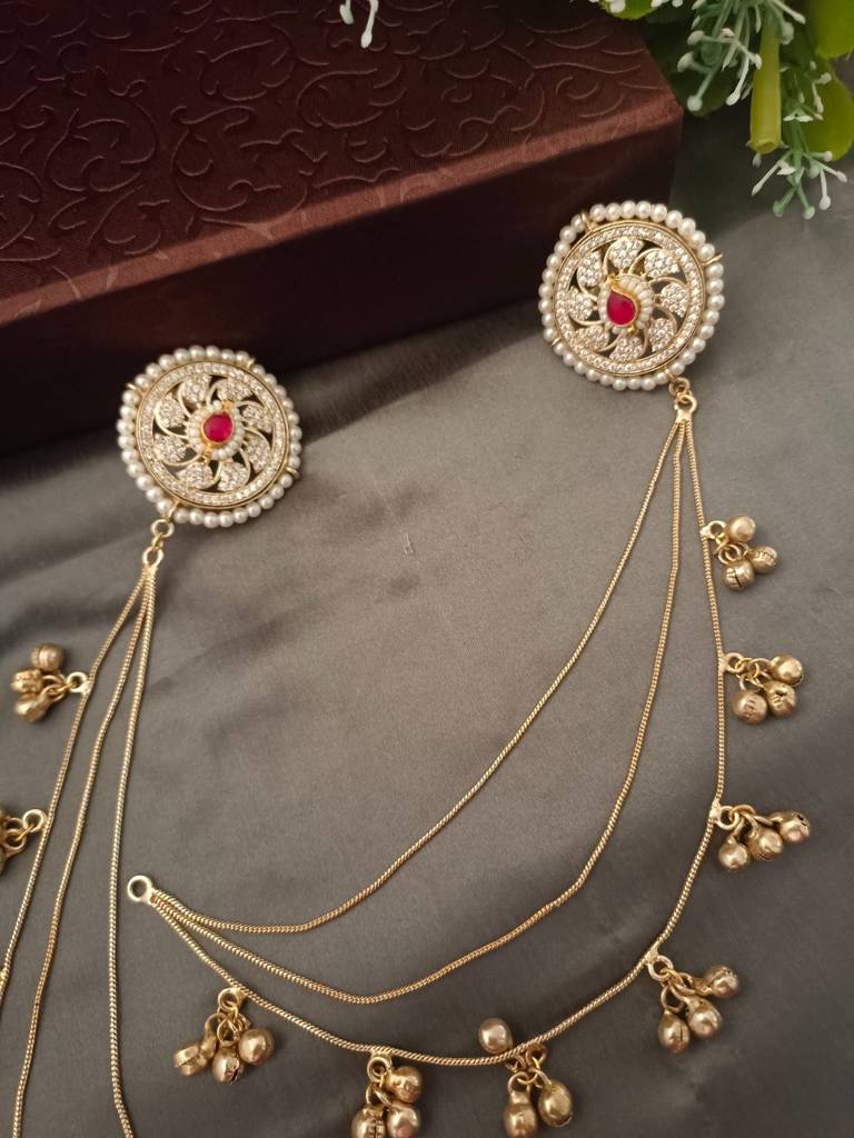Brass-Plated Kundan Studded And Ghungroo Beaded Kashmiri Circular Ear Cuff : VS105340