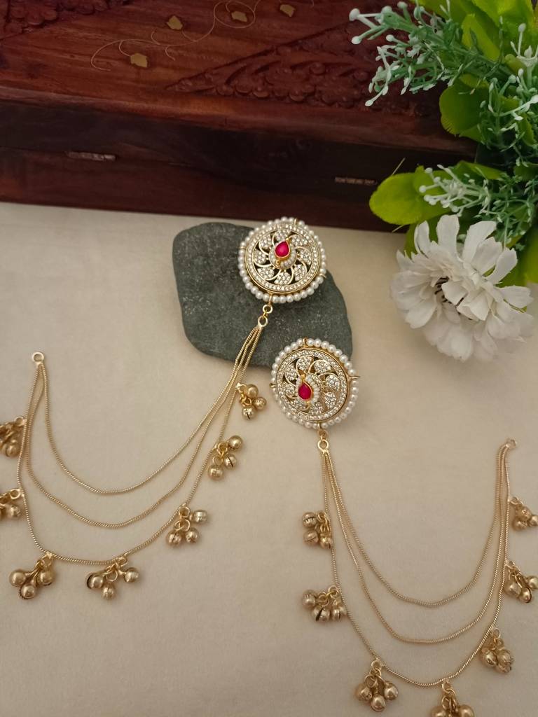 Brass-Plated Kundan Studded And Ghungroo Beaded Kashmiri Circular Ear Cuff : VS105340