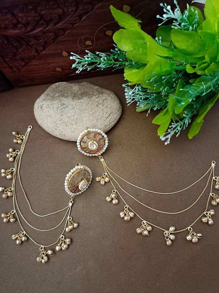 Brass-Plated Kundan Studded And Ghungroo Beaded Kashmiri Circular Shaped Ear Cuff : VS105349