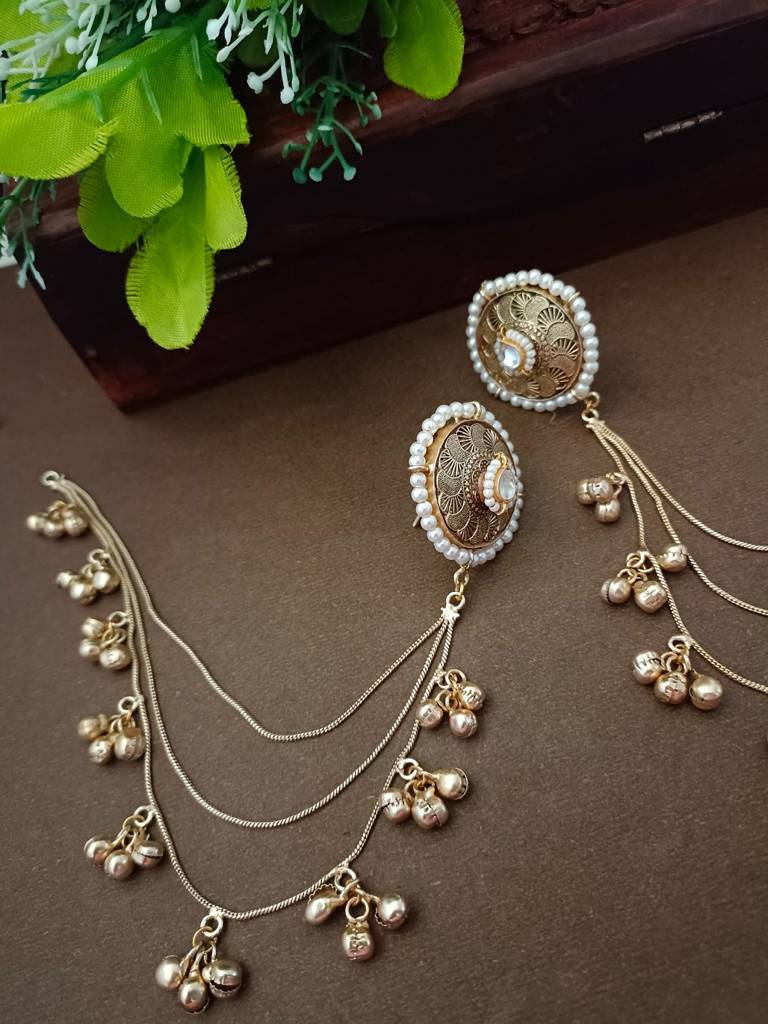 Brass-Plated Kundan Studded And Ghungroo Beaded Kashmiri Circular Shaped Ear Cuff : VS105349