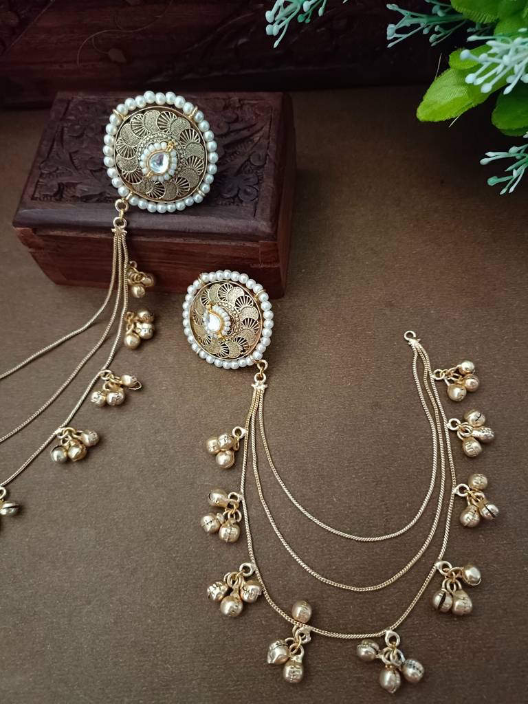 Brass-Plated Kundan Studded And Ghungroo Beaded Kashmiri Circular Shaped Ear Cuff : VS105349