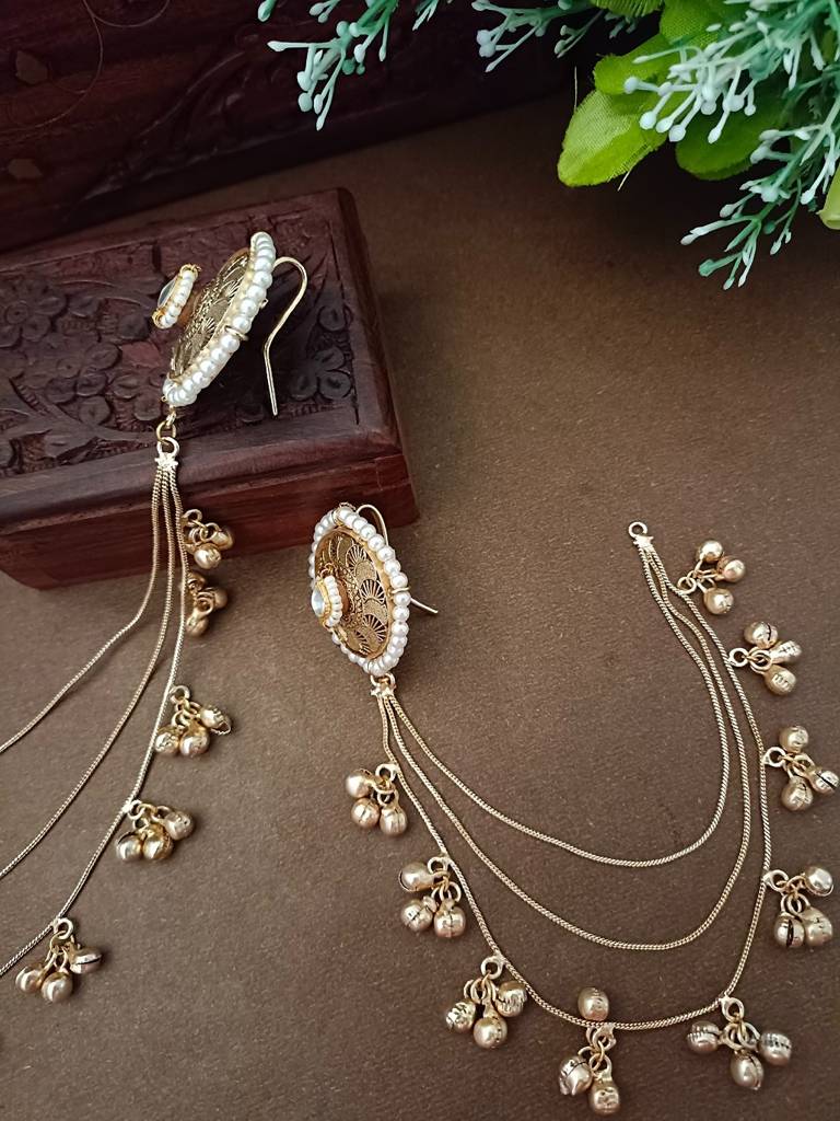 Brass-Plated Kundan Studded And Ghungroo Beaded Kashmiri Circular Shaped Ear Cuff : VS105349