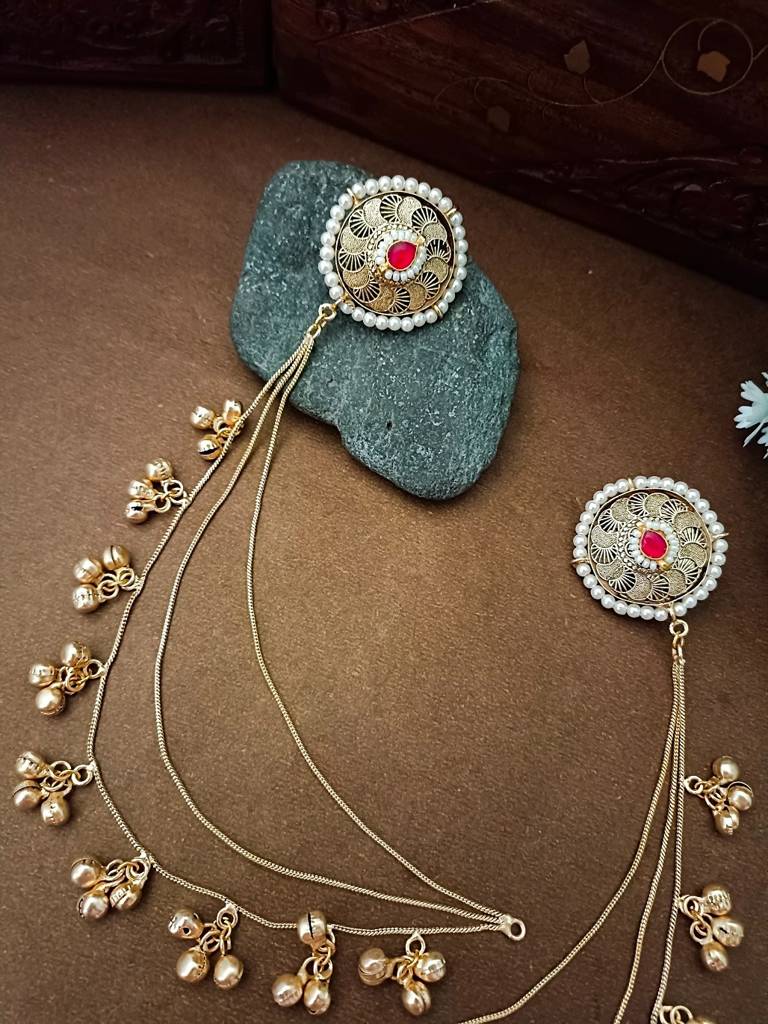 Brass-Plated Kundan Studded And Ghungroo Beaded Kashmiri Circular Shaped Ear Cuff : VS105343
