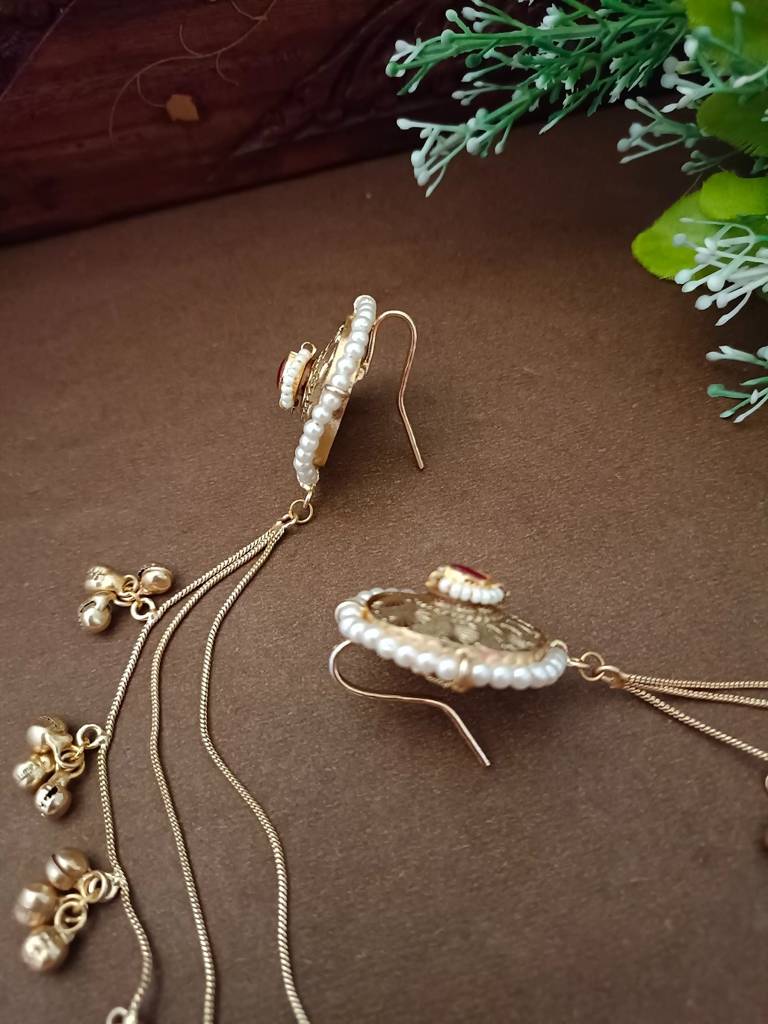 Brass-Plated Kundan Studded And Ghungroo Beaded Kashmiri Circular Shaped Ear Cuff : VS105343