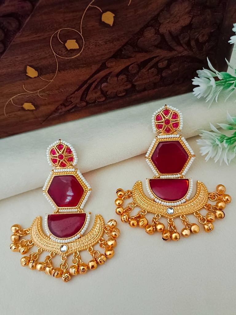 Brass-Plated Kundan Studded And Beaded Geometric Kashmiri Drop Earrings : VS105369