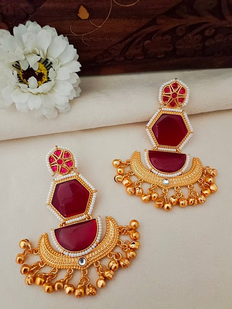 Brass-Plated Kundan Studded And Beaded Geometric Kashmiri Drop Earrings : VS105369