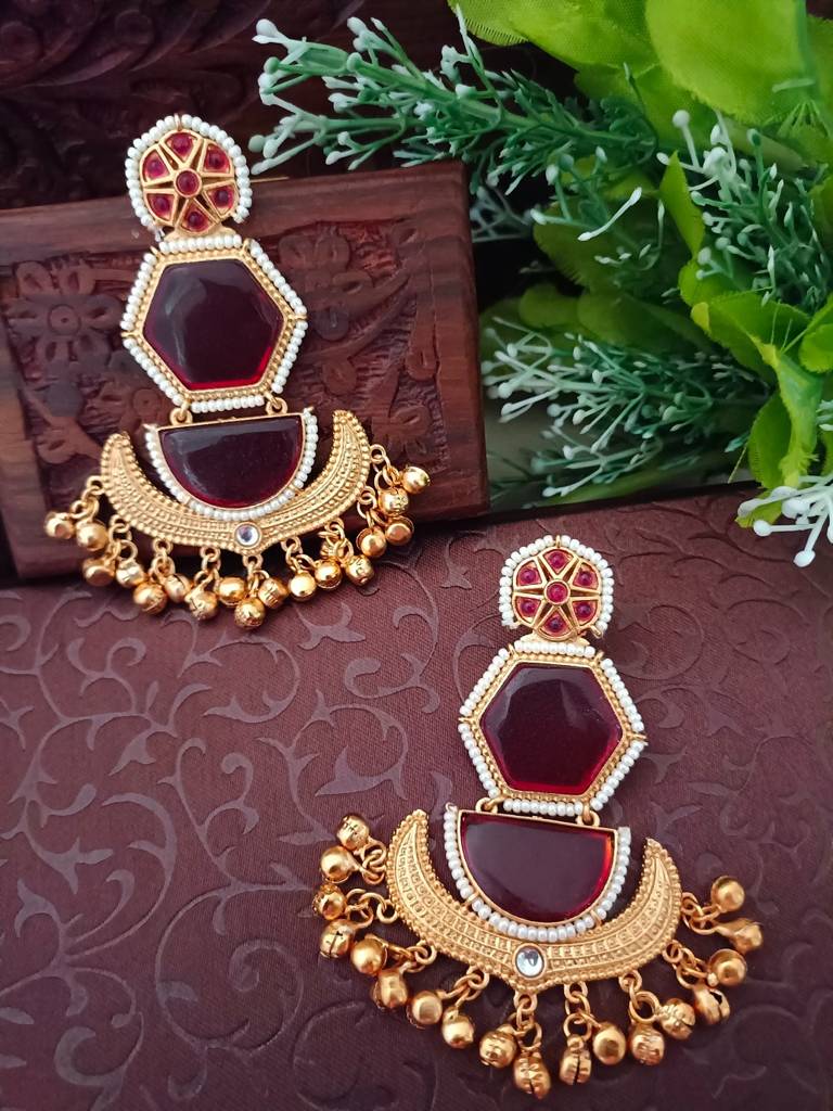 Brass-Plated Kundan Studded And Beaded Geometric Kashmiri Drop Earrings : VS105369