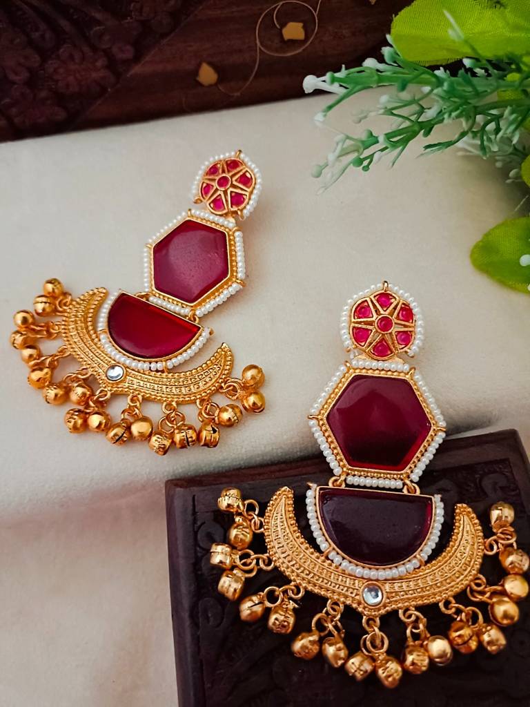 Brass-Plated Kundan Studded And Beaded Geometric Kashmiri Drop Earrings : VS105369