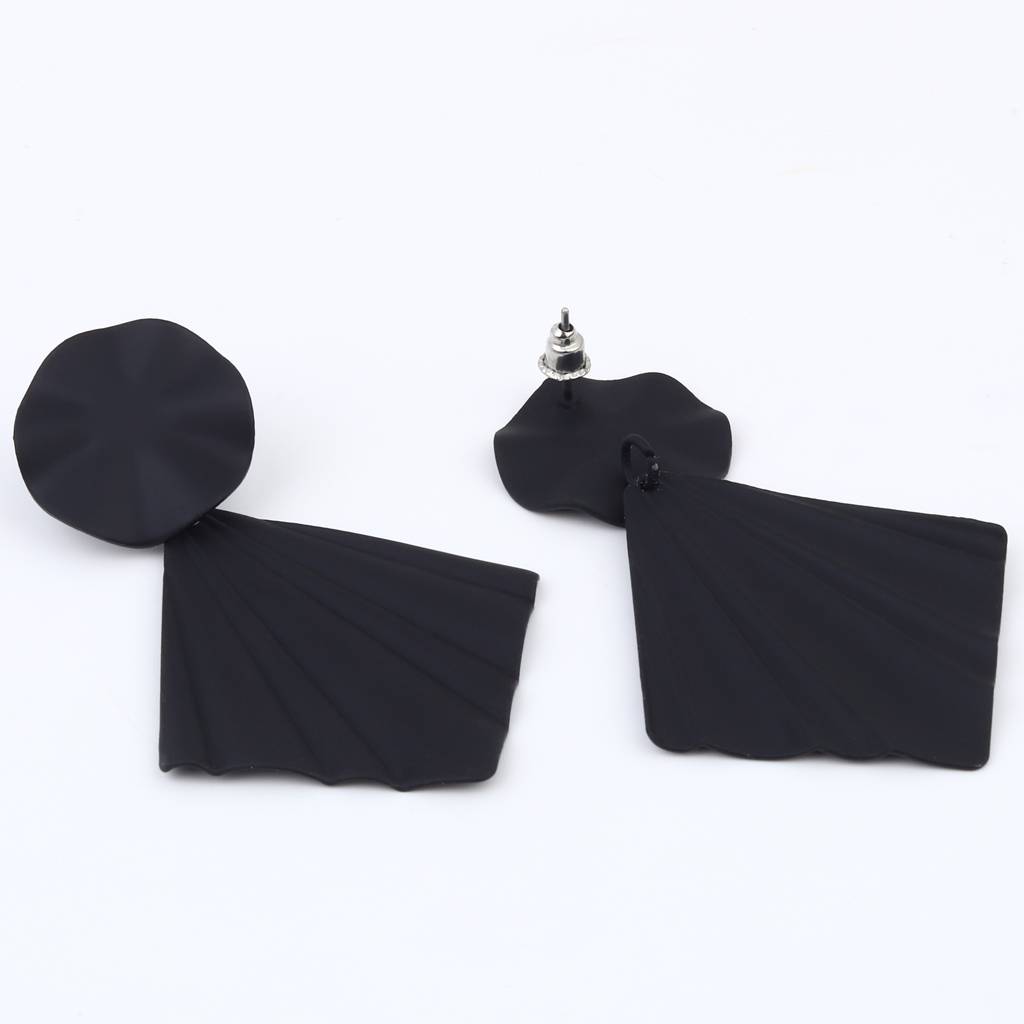 Petal Pop Fan Earrings : WER199JMBLK