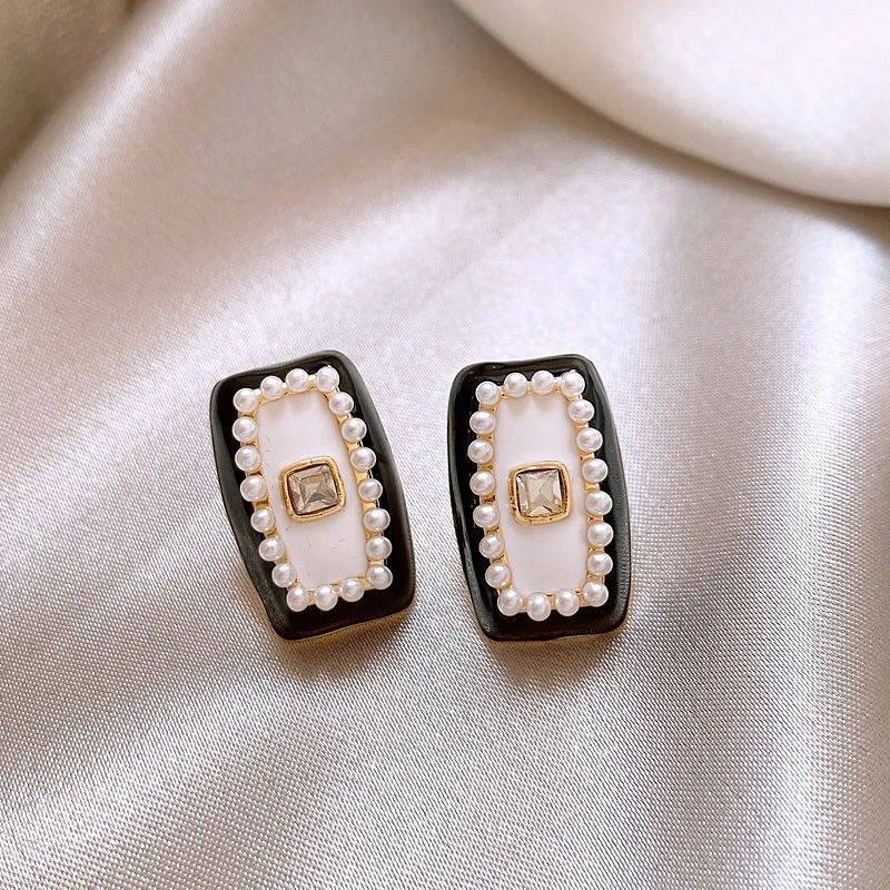 Pearl Frame Earrings : Le205