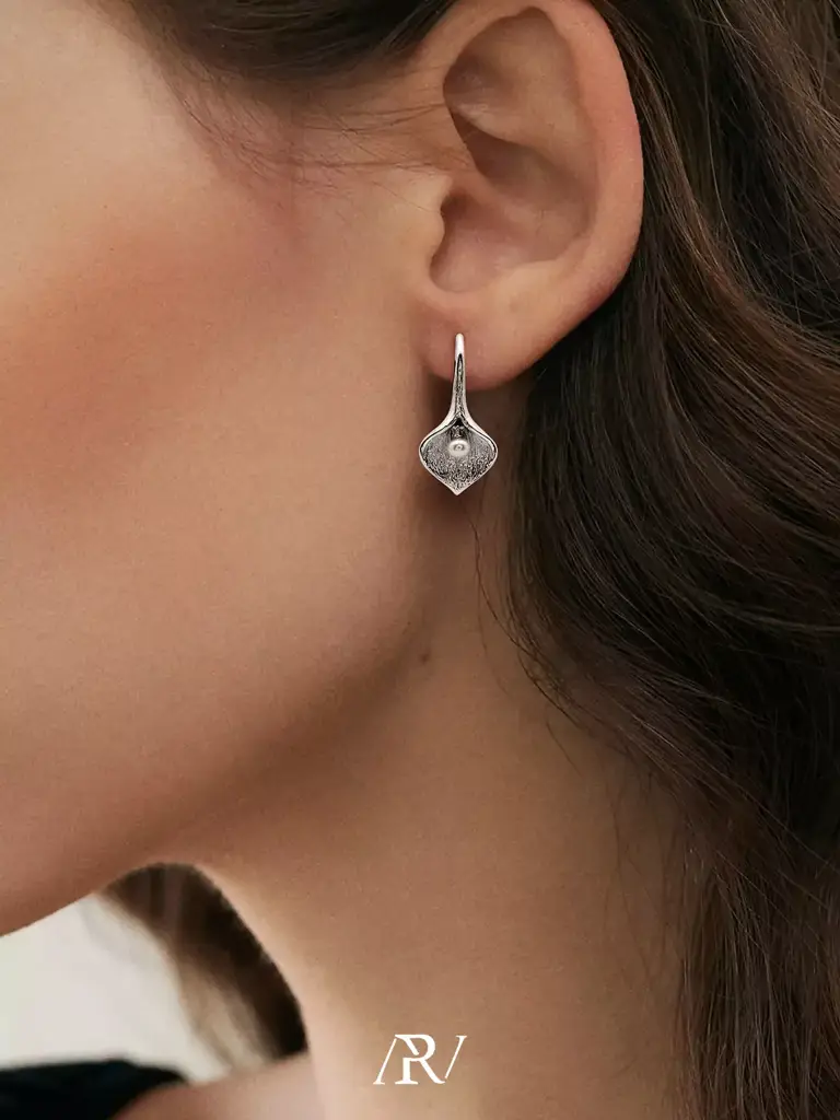 Leaf Bud Pearl Earrings : ARV-ER-043