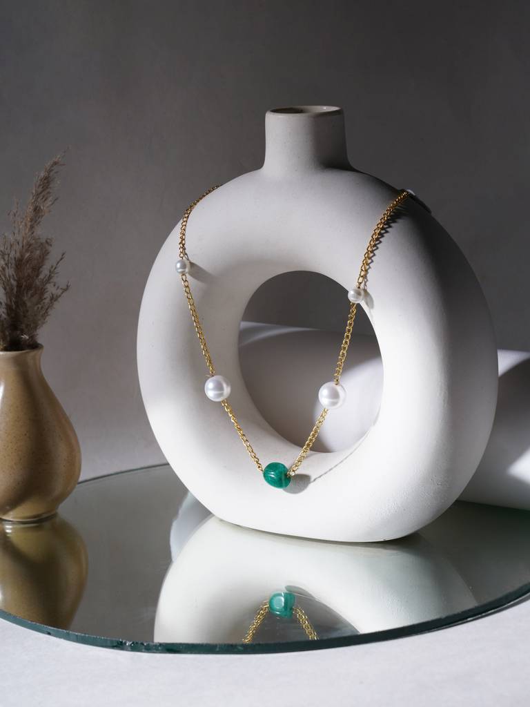 Layered Pearl And Emerald Neckpiece : RRA23-70